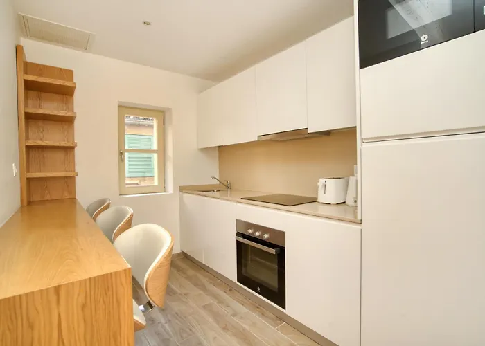 L'escale Tropézienne Rue Des Commerçants 2e * Saint-Tropez