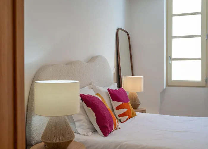 L'escale Tropezienne Rue Des Commercants 2e