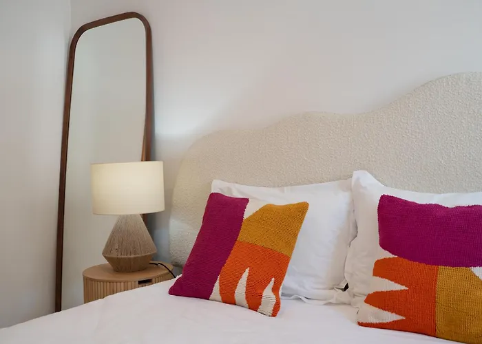 L'escale Tropezienne Rue Des Commercants 2e